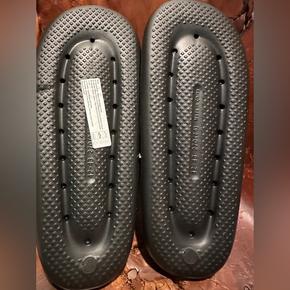 NEW w Tags Women's Black Flip Cloud Flop Sandals! Will fit a 9-10 women’s - Picture 3 of 9